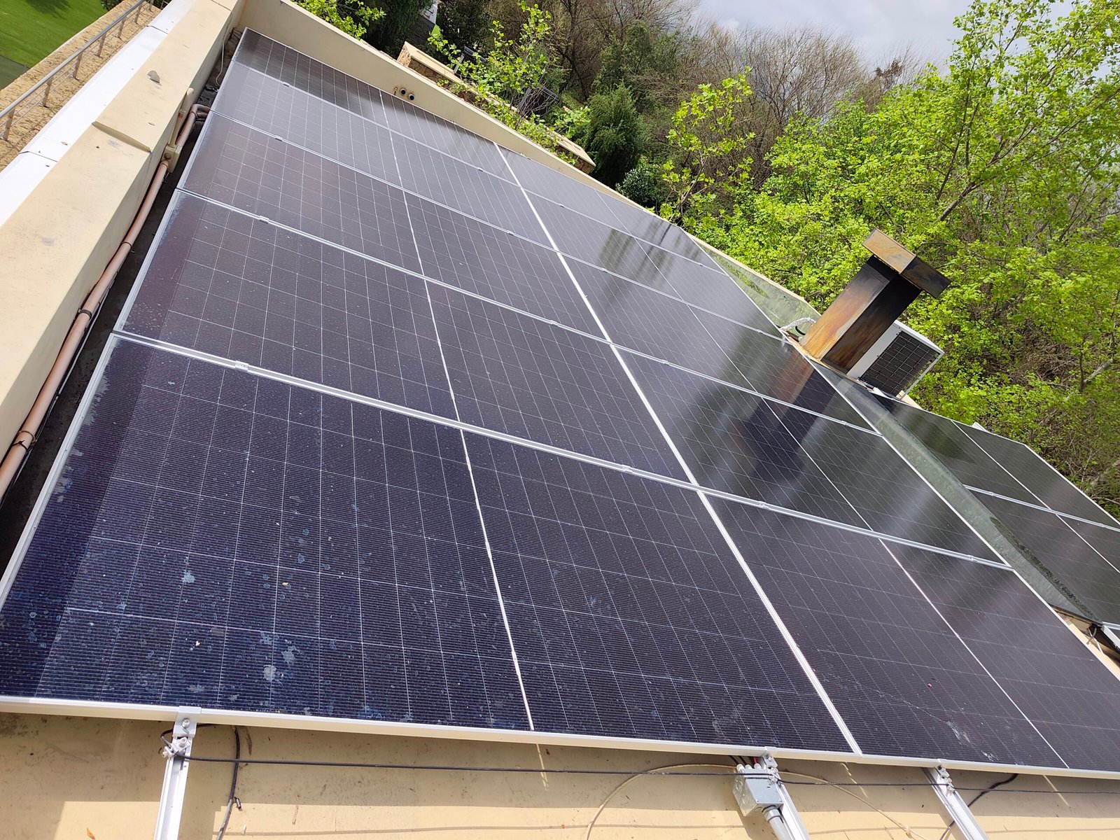 Paneles fotovoltaicos instalados sobre una cubierta.