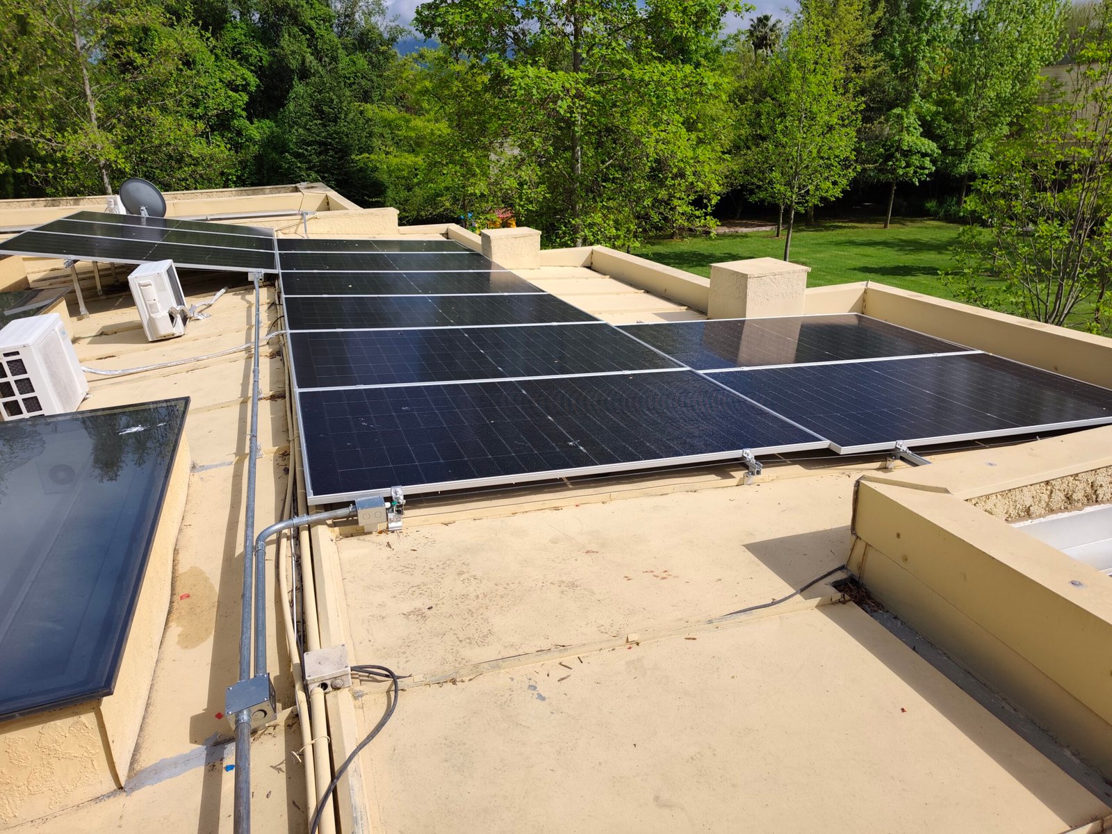 Paneles solares instalados sobre la cubierta del proyecto en Aculeo
